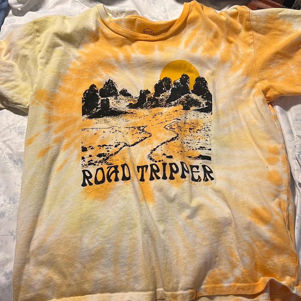 It’s pura vida size medium and the colors orange and white